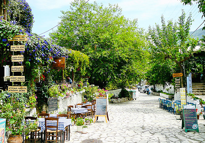 Missa inte byn och stranden Agios Nikitas när du reser till Lefkas västkust.