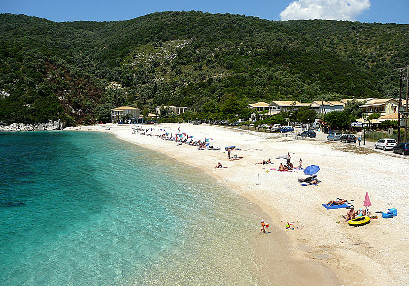 Mikros Gialos beach nedanför Poros på Lefkas.