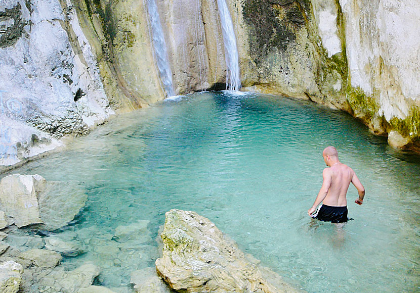 Bada i vattenfallet på Lefkas.