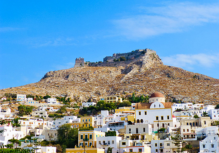 Kastro på Leros ligger på en kulle mellan Agia Marina och Platanos.
