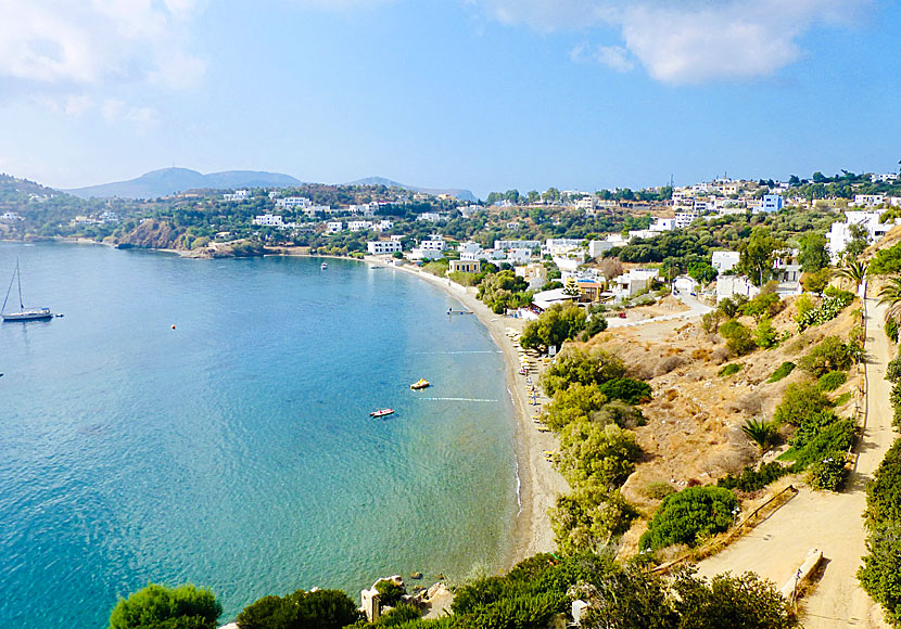 Vromolithos beach ligger nedanför den lilla byn Spilia.