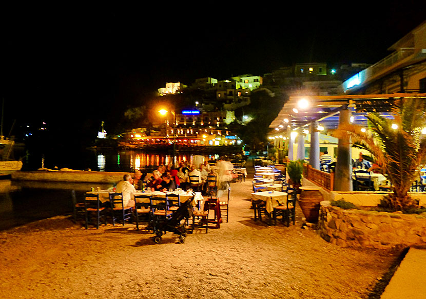 Restaurangerna i Panteli på Leros ligger bokstavligen på stranden. 