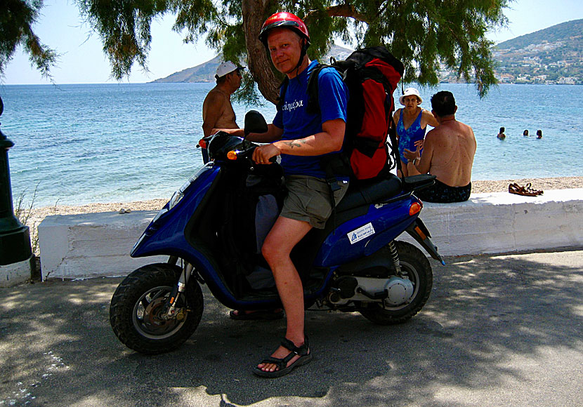 Köra moped och bil i den intensiva trafiken på Leros.