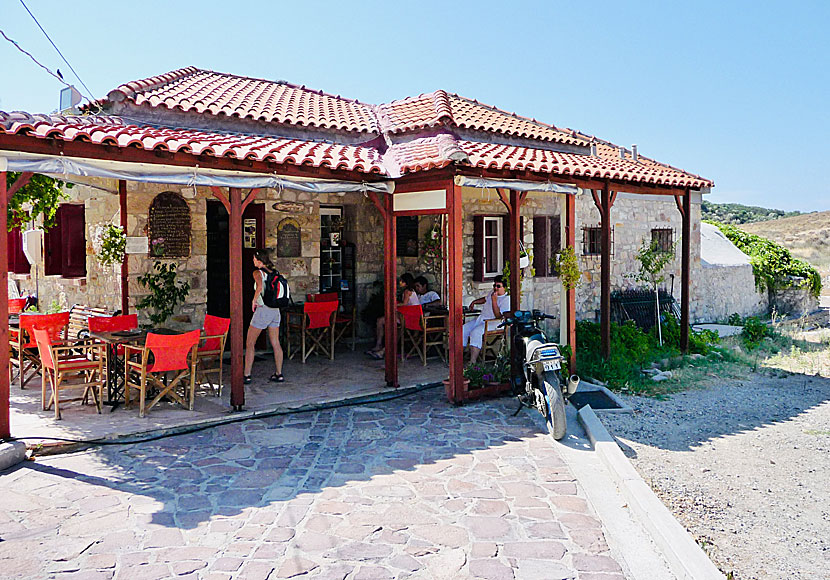 Kaféet och den lilla affären samt ingången till de heta källorna i Polichnitos på Lesbos.