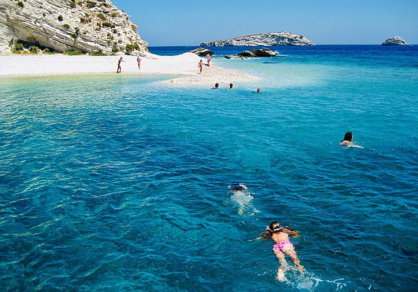De bästa stränderna på Lipsi i Grekland. Aspronisi (White island) beach.