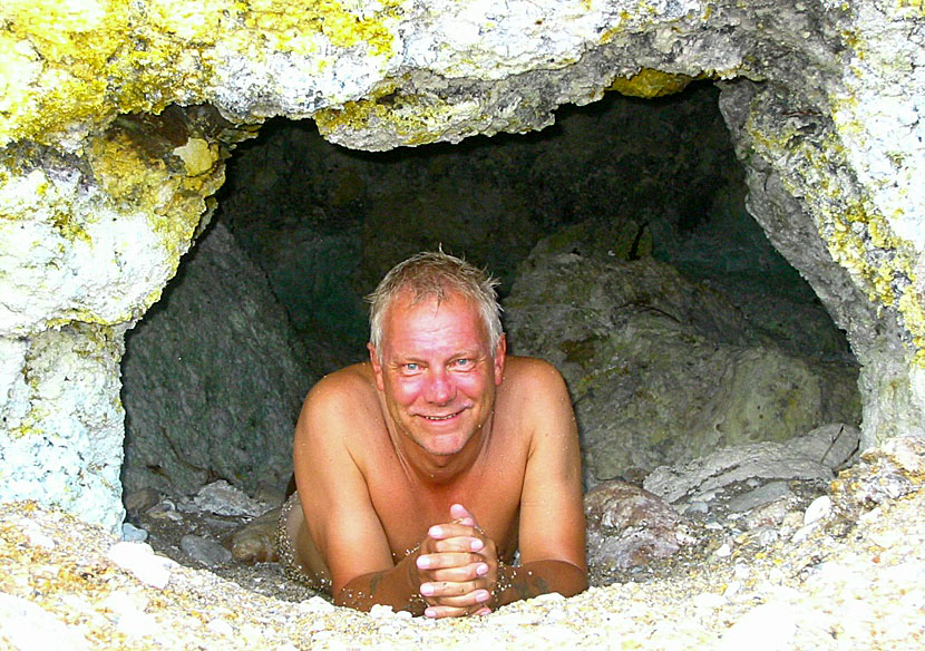 På Paleochori beach på Milos finns en bastu, eller sauna, i ett hål i berget. 