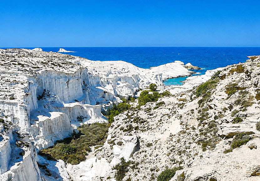 De unika klipporna och stranden i Sarakiniko p&aring; Milos i Kykladerna.