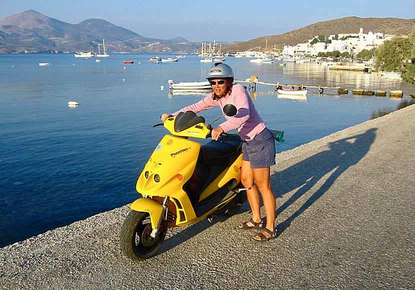 Hyra moped på Milos i Kykladerna.