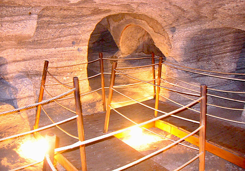 De underjordiska gravarna i katakomberna på Milos hade plats för många avlidna kristna.