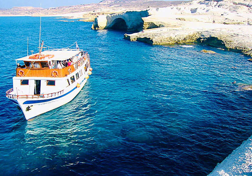Utflyktsbåt som går från Adamas till Sarakiniko på Milos i Grekland.