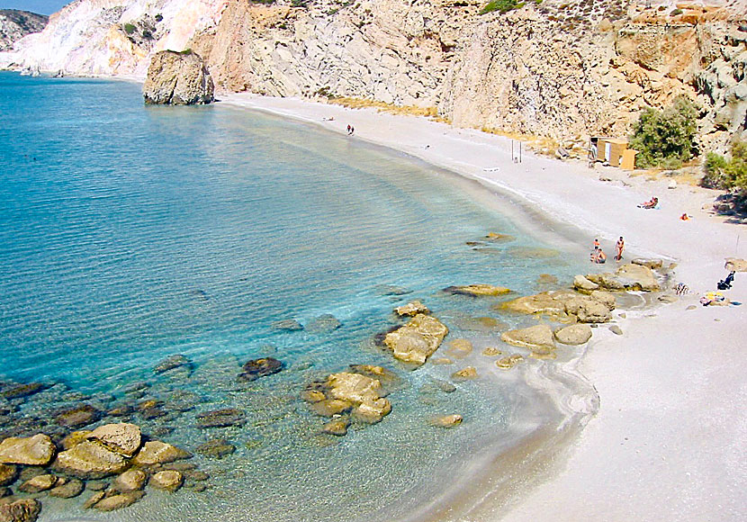 Missa inte Firiplaka beach när du besöker stranden Tsigrado på Milos.