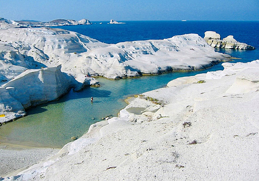 Sarakiniko beach på ön Milos i Grekland är ett paradis för dig som gillar att snorkla.