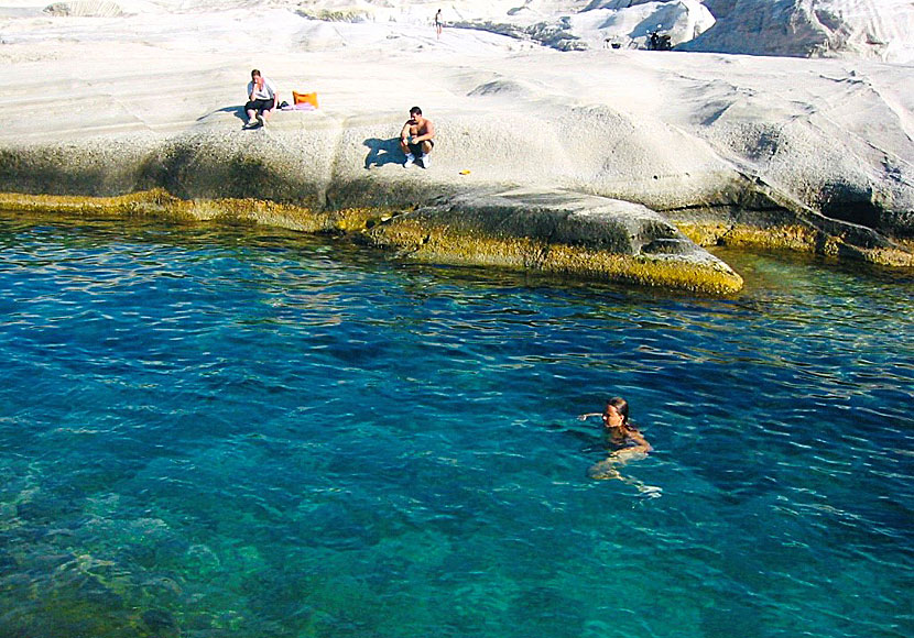 Sarakiniko på Milos är ett av grekiska övärldens bästa klippbad.