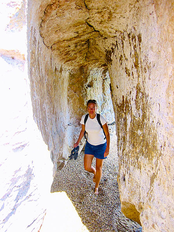 Grottor vid Paleochori beach på Milos i Grekland.