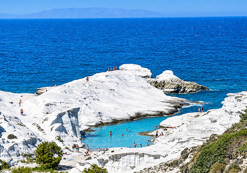 Sarakiniko beach och lagun p&aring; Milos.