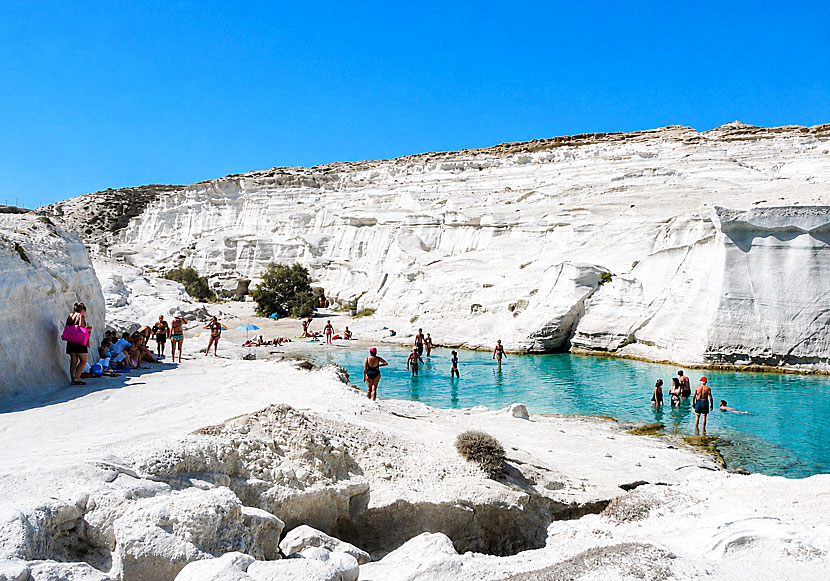 Sarakiniko beach p&aring; Milos i Grekland.