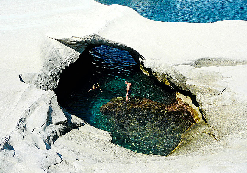 En av grottorna och lagunerna i Sarakiniko på Milos i Grekland.