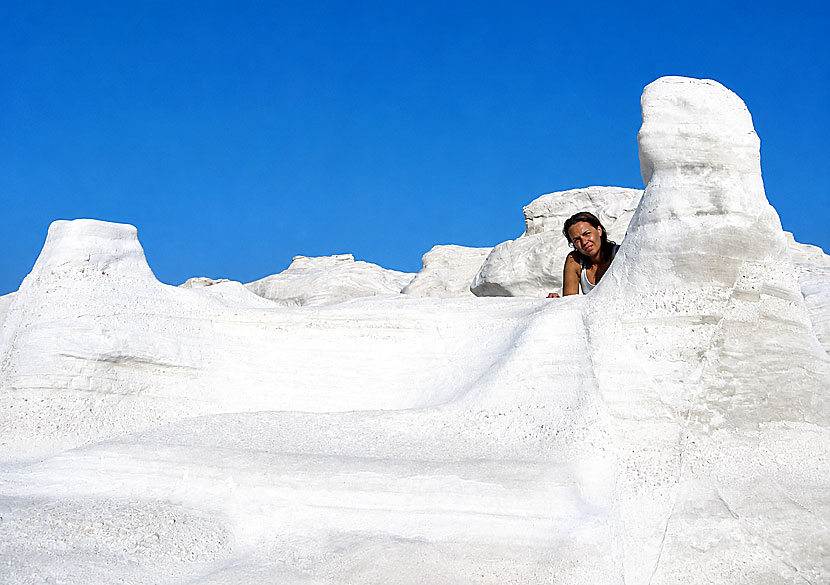 Vackra vita klippformationer vid stranden Sarakiniko p&aring; Milos i Kykladerna. 