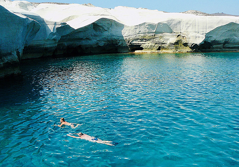 Sarakiniko på Milos är en av de bästa platserna för snorkling i hela Grekland