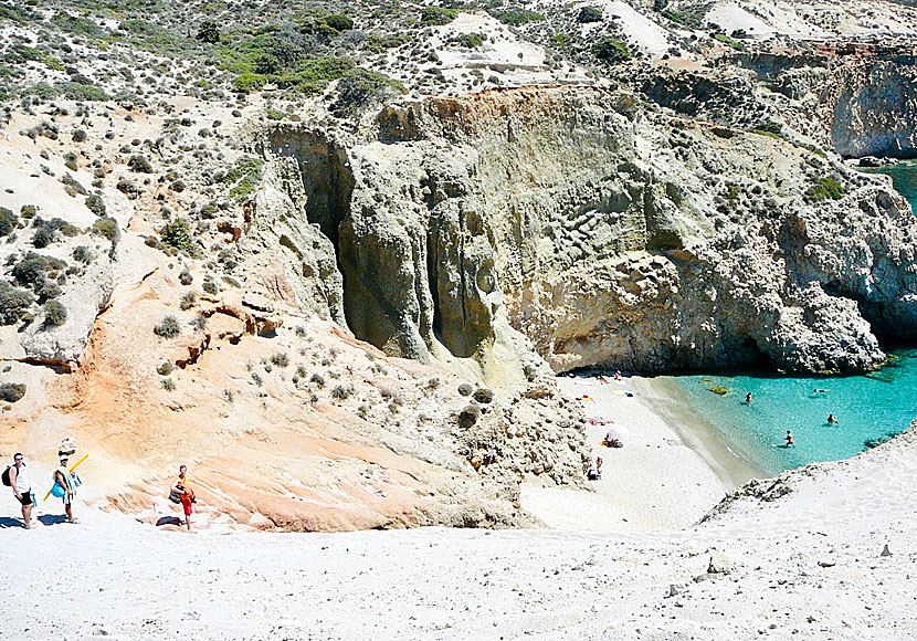 Klättra ner till Tsigrado beach på Milos.