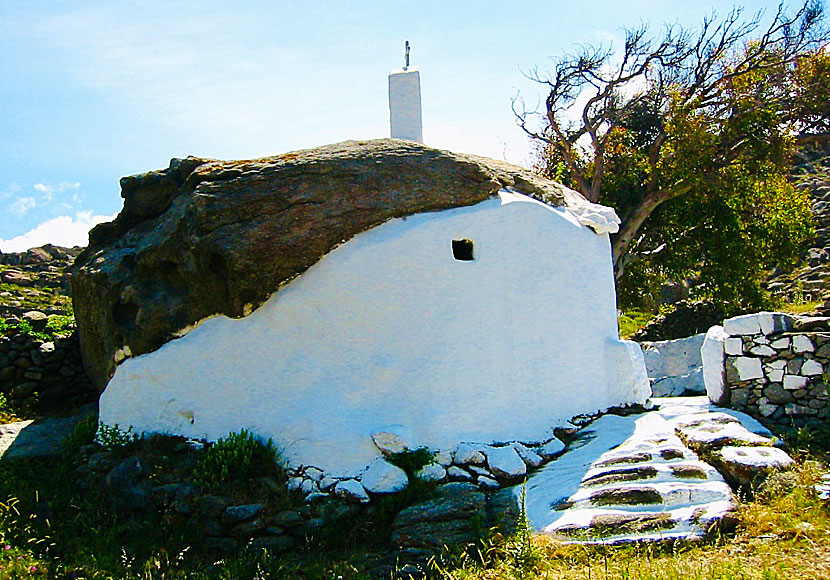 Kyrkan Agios Georgios Spiliotis nära Tourlos på Mykonos.