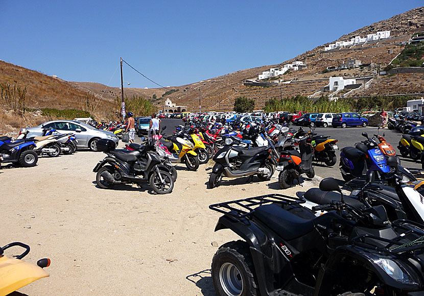 Hyra och köra moped, bil, och fyrhjuling på Mykonos.
