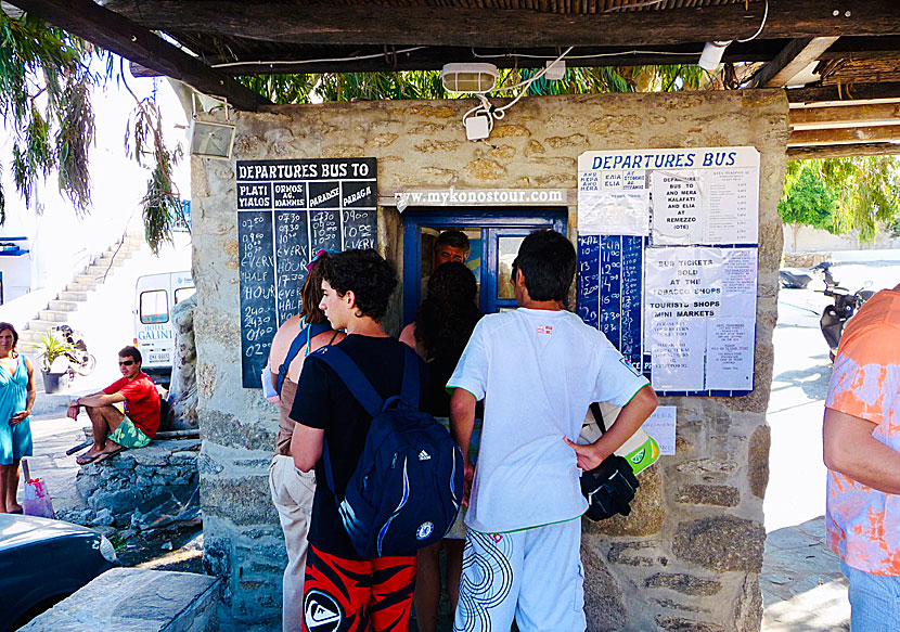 Busshållplatser och busstidtabell i Chora på Mykonos.