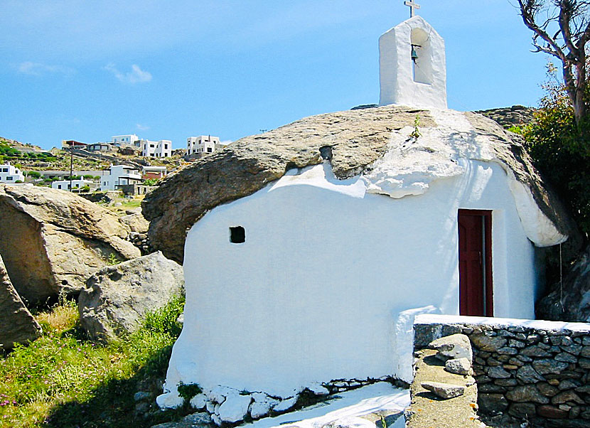 Kyrkan Agios Georgios Spiliotis är byggd i en urholkad stenbumling.