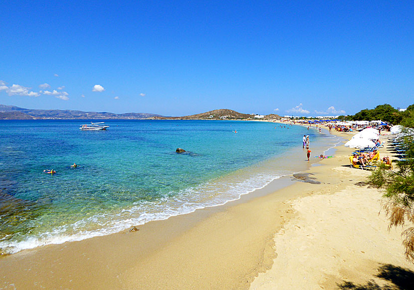 Agios Prokopios beach på Naxos i Kykladerna under högsäsong.
