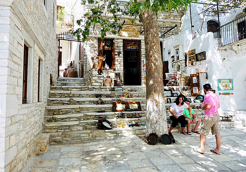 Apiranthos på Naxos i Kykladerna är känt för sina fina konsthantverk och broderier.