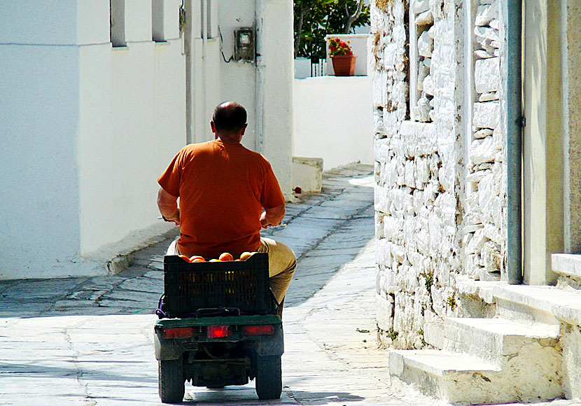 Köra moped till Apiranthos på Naxos. 