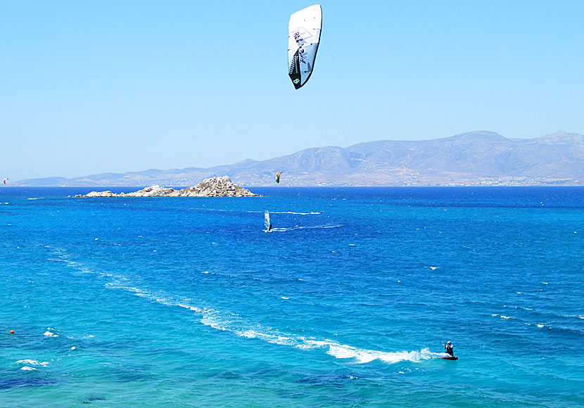 Kitesurfare och vindsurfare vid Mikri Vigla beach på Naxos.