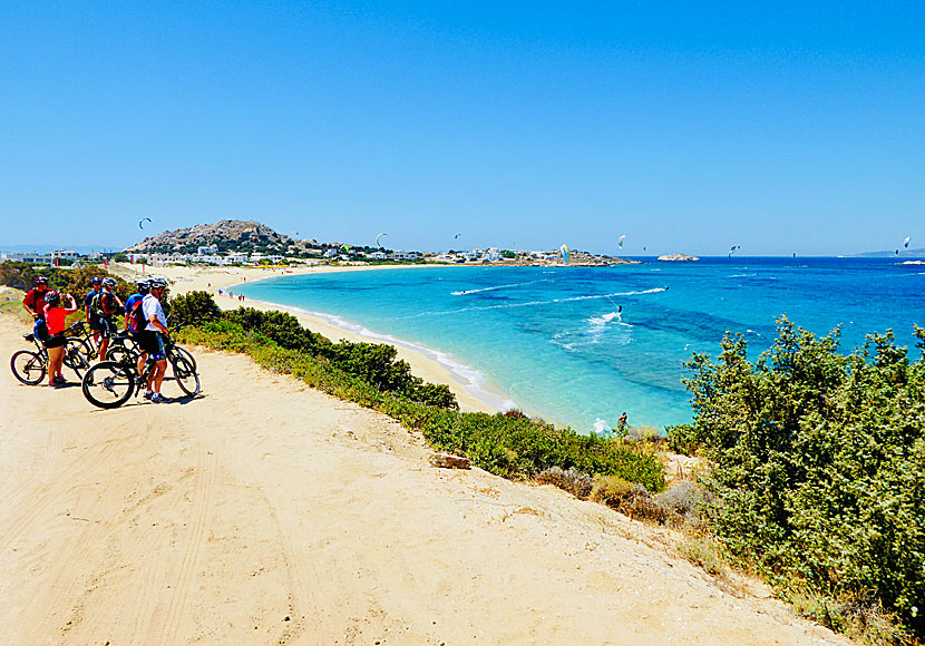 Cykla till stränderna på Naxos i Grekland. 