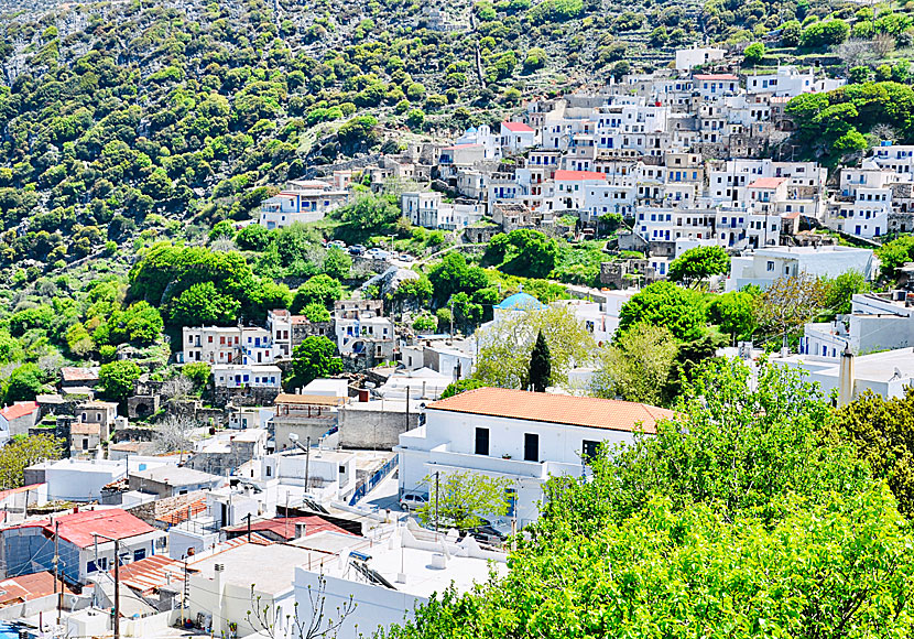 Missa inte de genuina bergsbyarna Koronos och Skado när du reser till Naxos.