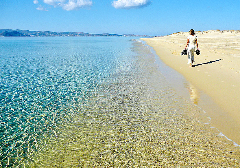 Ta av dig skorna med Povel Ramel vid Plaka beach på Naxos i Grekland.