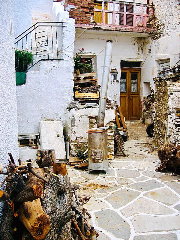 Bränna hemgjord raki i Koronos på Naxos.