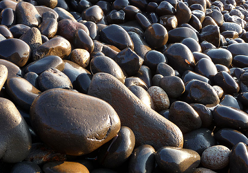 De vackra stenarna vid Hohlaki beach på Nisyros i Grekland.