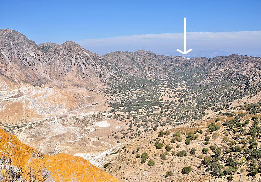 Byarna Nikia och Emborio ligger ovanför vulkanen på Nisyros. 