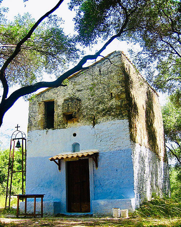 Den ovanliga Agios Georgios church i olivträdskogen i Parga.