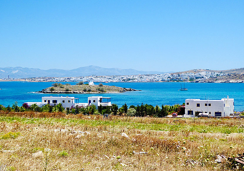 Analipsi church på den lilla ön Agia Kali som ligger mellan Naoussa och stränderna Kolymbithres och Monastiri. 