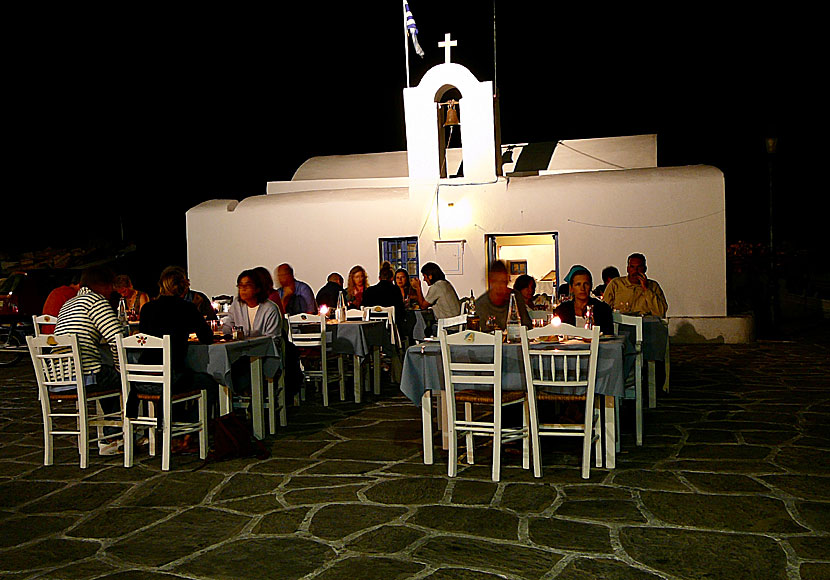 Restauranger och tavernor vid Agios Nikolaos church i Naoussa. 