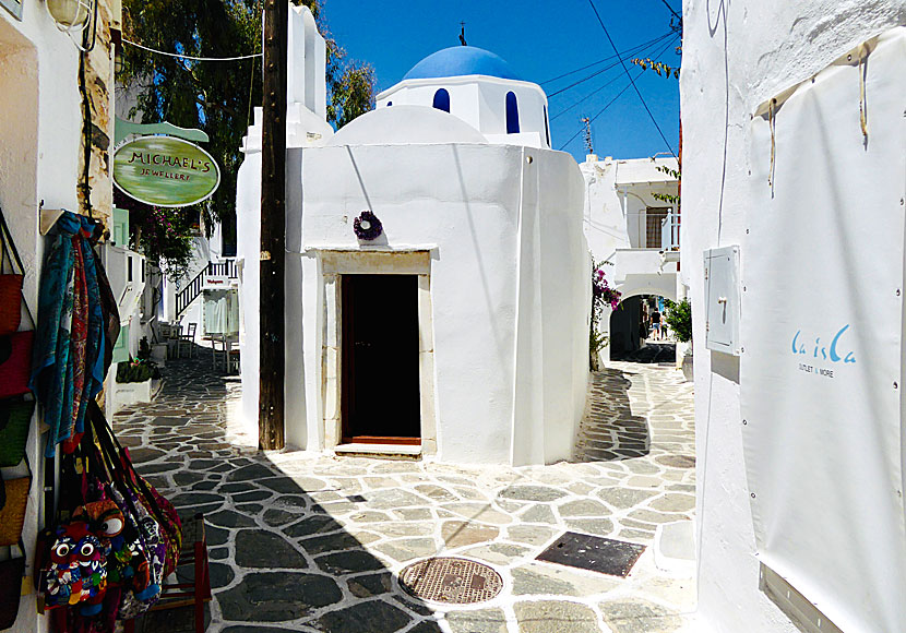 Vackra kyrkor och kapell i gamla stan i Naoussa på Paros i Grekland.