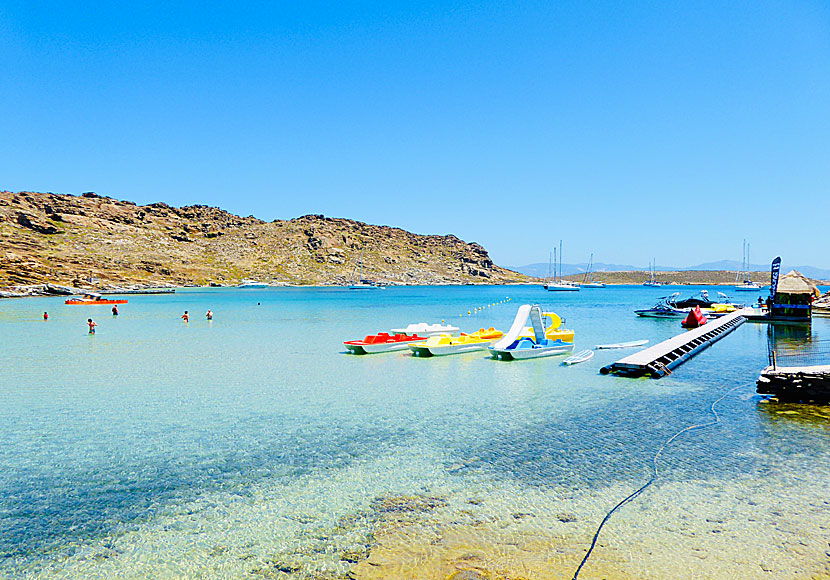 Vattenleksaker finns att hyra vid Monastiri beach på Paros.