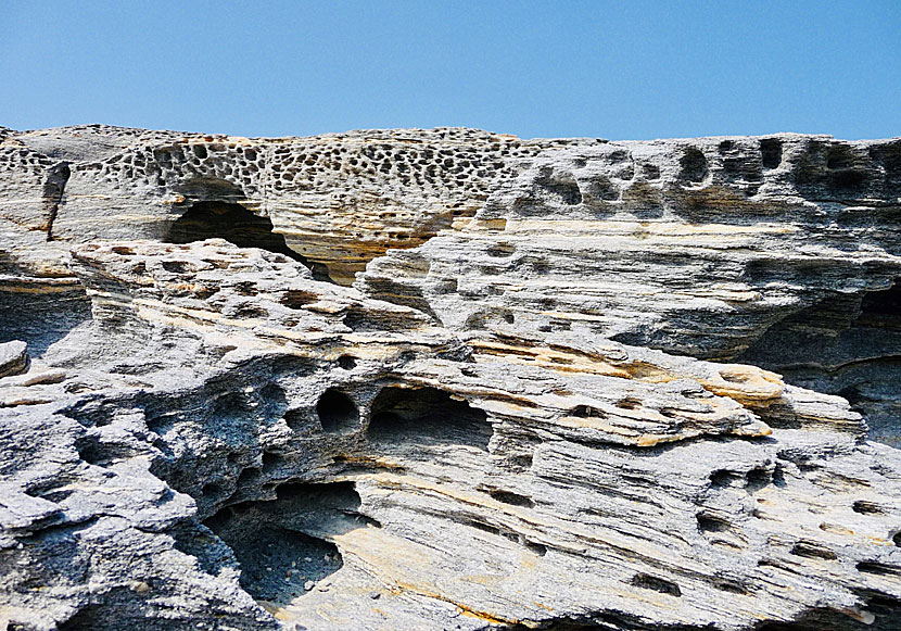 De märkliga geologiska klippformationerna ön på Paros i Grekland.