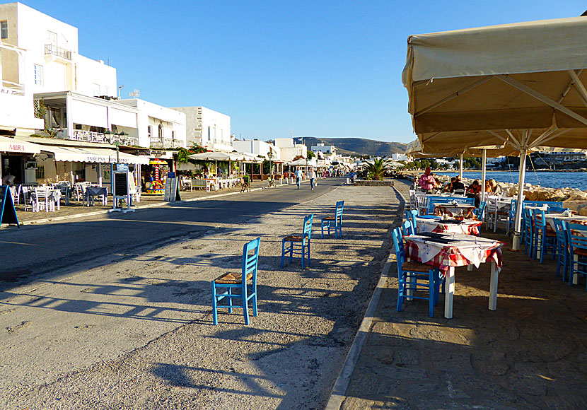 Restauranger på hamnpromenaden i Parikia på Paros.