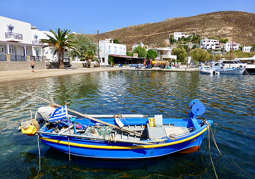 Den lilla fiskehamnen och stranden i Grikos på Patmos i Dodekaneserna. 
