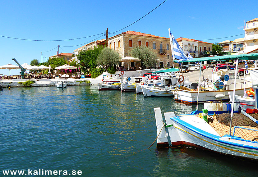 Tavernor och hamn i Agios Nikolaos på södra Peloponnesos.