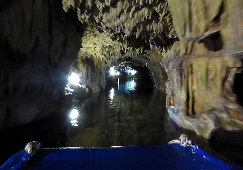 Åka båt genom Diros caves. Peloponnesos.