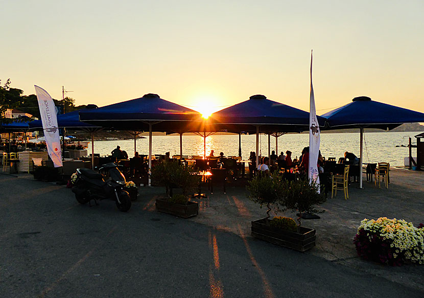 Solnedgång och mysiga barer nära stränderna i Pylos.