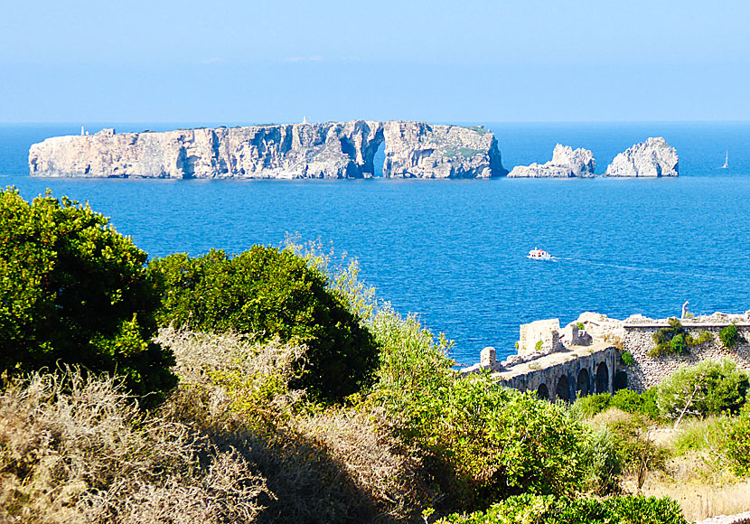 En utflyktsbåt på väg till Fanari Island i Navarino-bukten utanför Pylos.